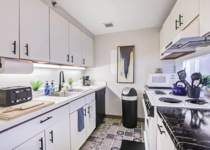 Sleep 25 - Huge Downtown Vintage Lofts, Balcony & Gym