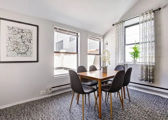 Sleep 25 - Huge Downtown Vintage Lofts, Balcony & Gym *