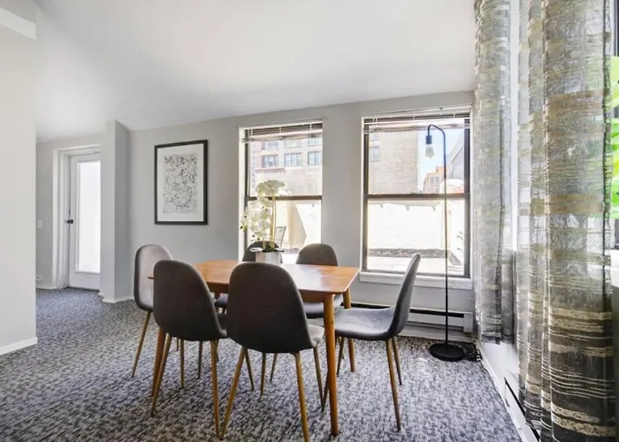 Sleep 25 - Huge Downtown Vintage Lofts, Balcony & Gym Chicago