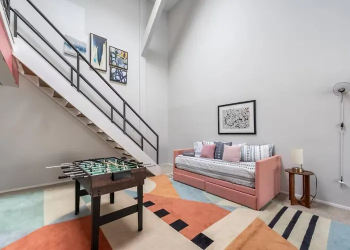 Sleep 25 - Huge Downtown Vintage Lofts, Balcony & Gym Chicago