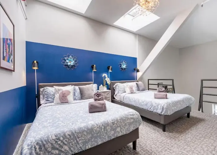 Sleep 25 - Huge Downtown Vintage Lofts, Balcony & Gym *