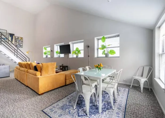 Sleep 25 - Huge Downtown Vintage Lofts, Balcony & Gym Chicago