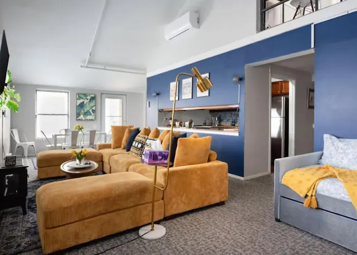 Sleep 25 - Huge Downtown Vintage Lofts, Balcony & Gym Chicago