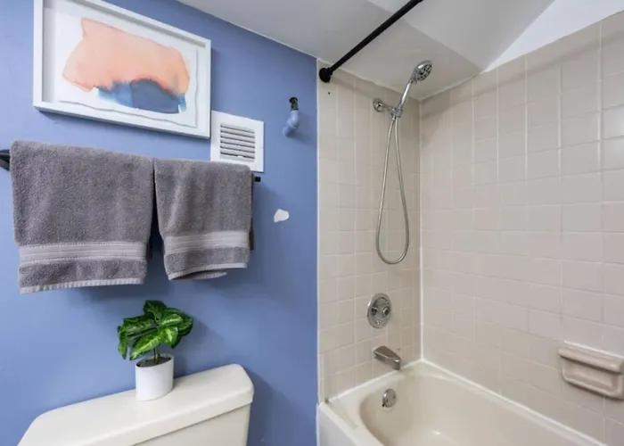 Sleep 25 - Huge Downtown Vintage Lofts, Balcony & Gym *