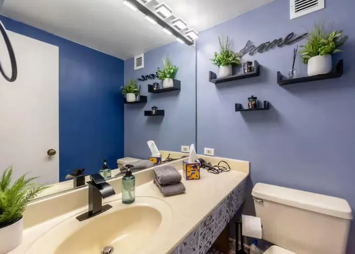 Sleep 25 - Huge Downtown Vintage Lofts, Balcony & Gym *