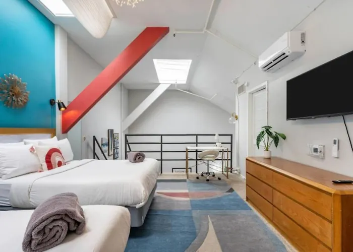 Sleep 25 - Huge Downtown Vintage Lofts, Balcony & Gym Chicago
