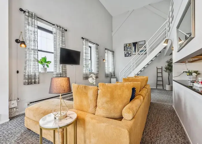 Sleep 25 - Huge Downtown Vintage Lofts, Balcony & Gym