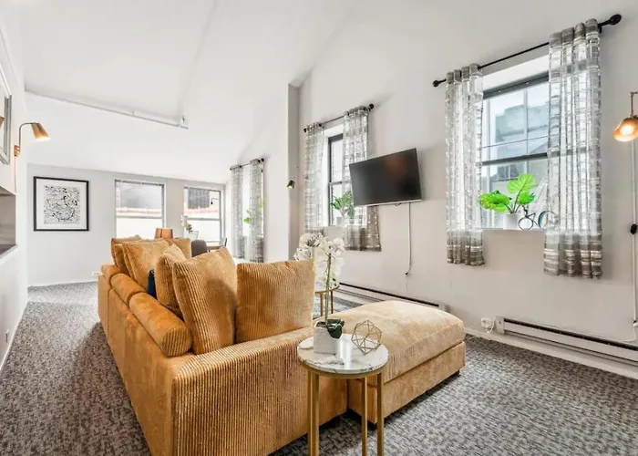 Sleep 25 - Huge Downtown Vintage Lofts, Balcony & Gym
