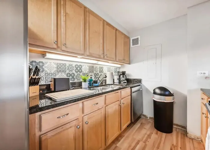 Sleep 25 - Huge Downtown Vintage Lofts, Balcony & Gym *