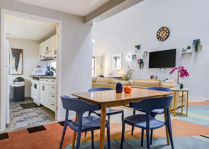 Sleep 25 - Huge Downtown Vintage Lofts, Balcony & Gym Chicago