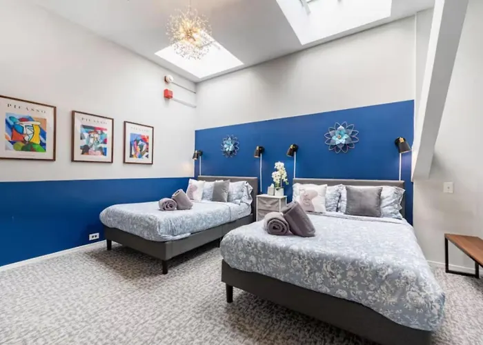 Sleep 25 - Huge Downtown Vintage Lofts, Balcony & Gym *